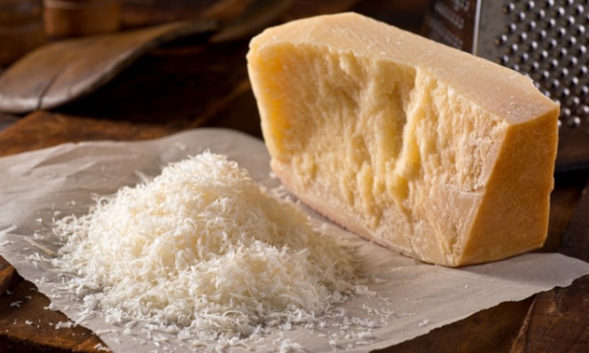 grated-parmesan-cheese-picture-id471343790