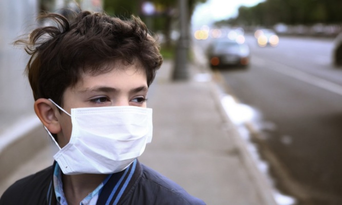 teenager-boy-in-protection-mask-on-the-highway-city-picture-id852229954