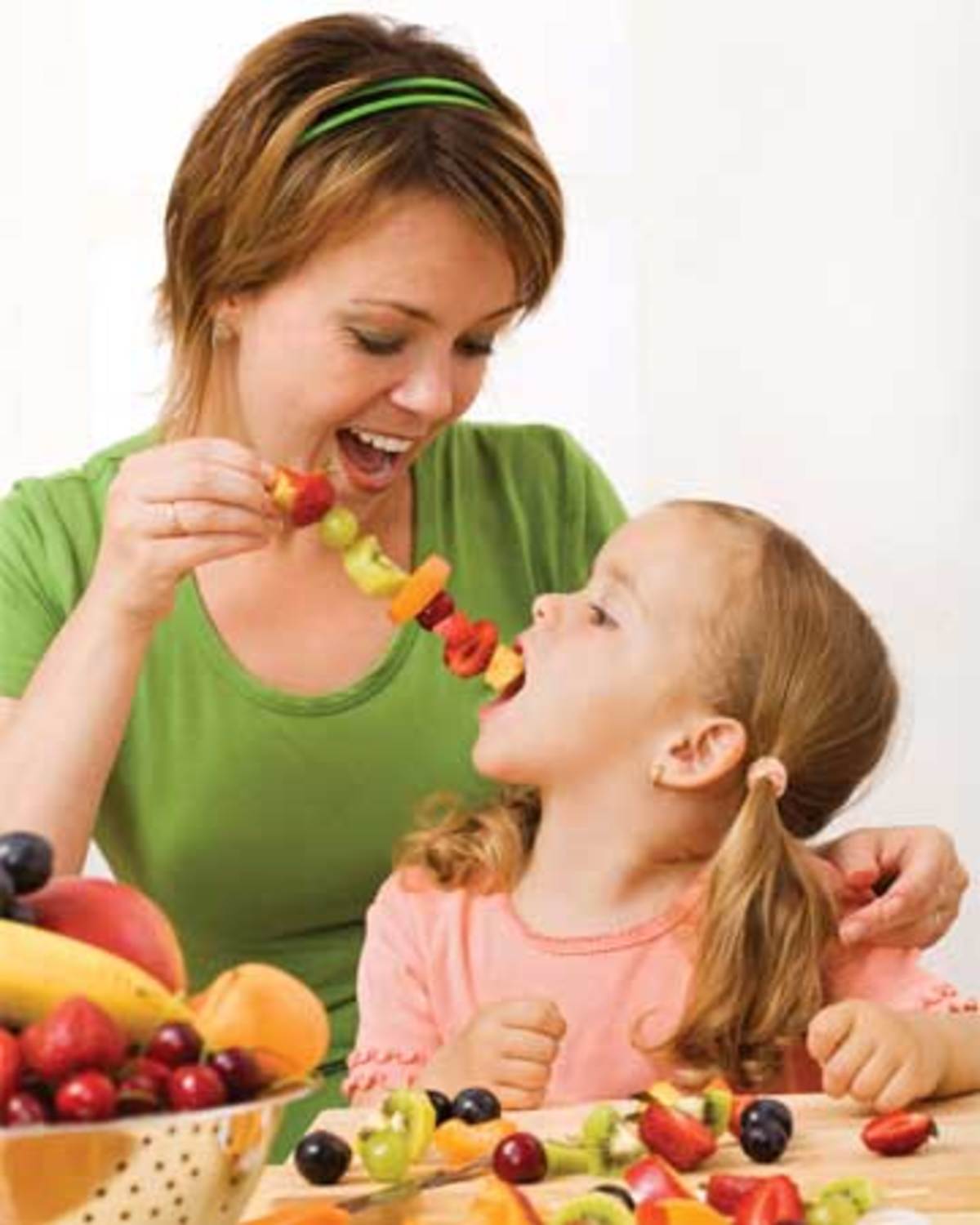 Еду маму друга. Здоровая еда. Здоровое питание для детей. Стройные дети с здоровой едой. Семья ест фрукты и овощи.