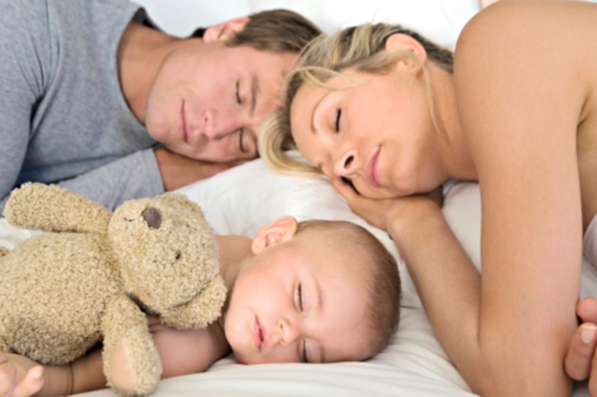 Спящую зрелую маму сын. Спящие малыши. Спящие мать и ребенок. Родители в постели.