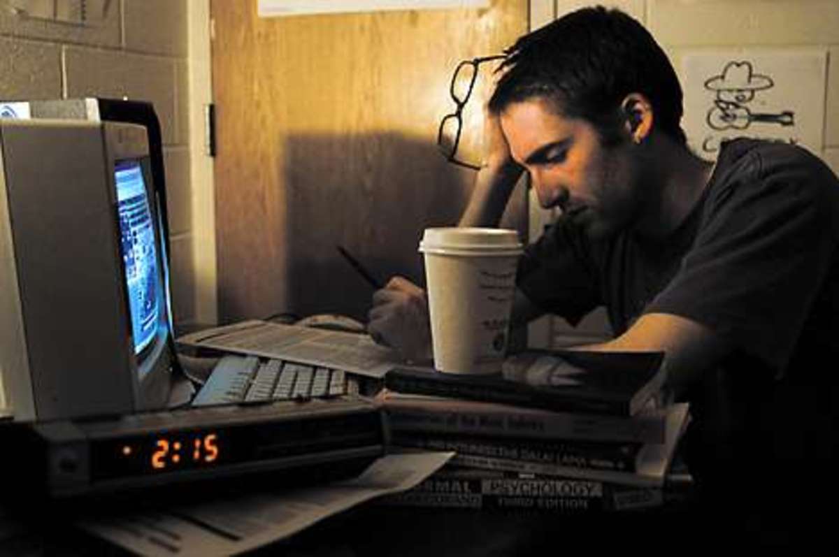 Человек за компьютером ночью картинка. Stay up. Stay up late. Stay up late at night. Бессонница за компьютером.