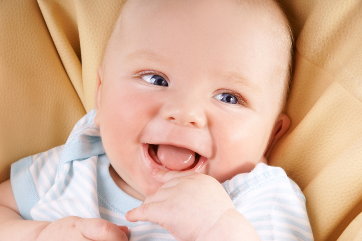 Странные звуки младенца. Младенец смеется. Радостное лицо младенца. Дети смеются. Смех новорожденного ребенка.