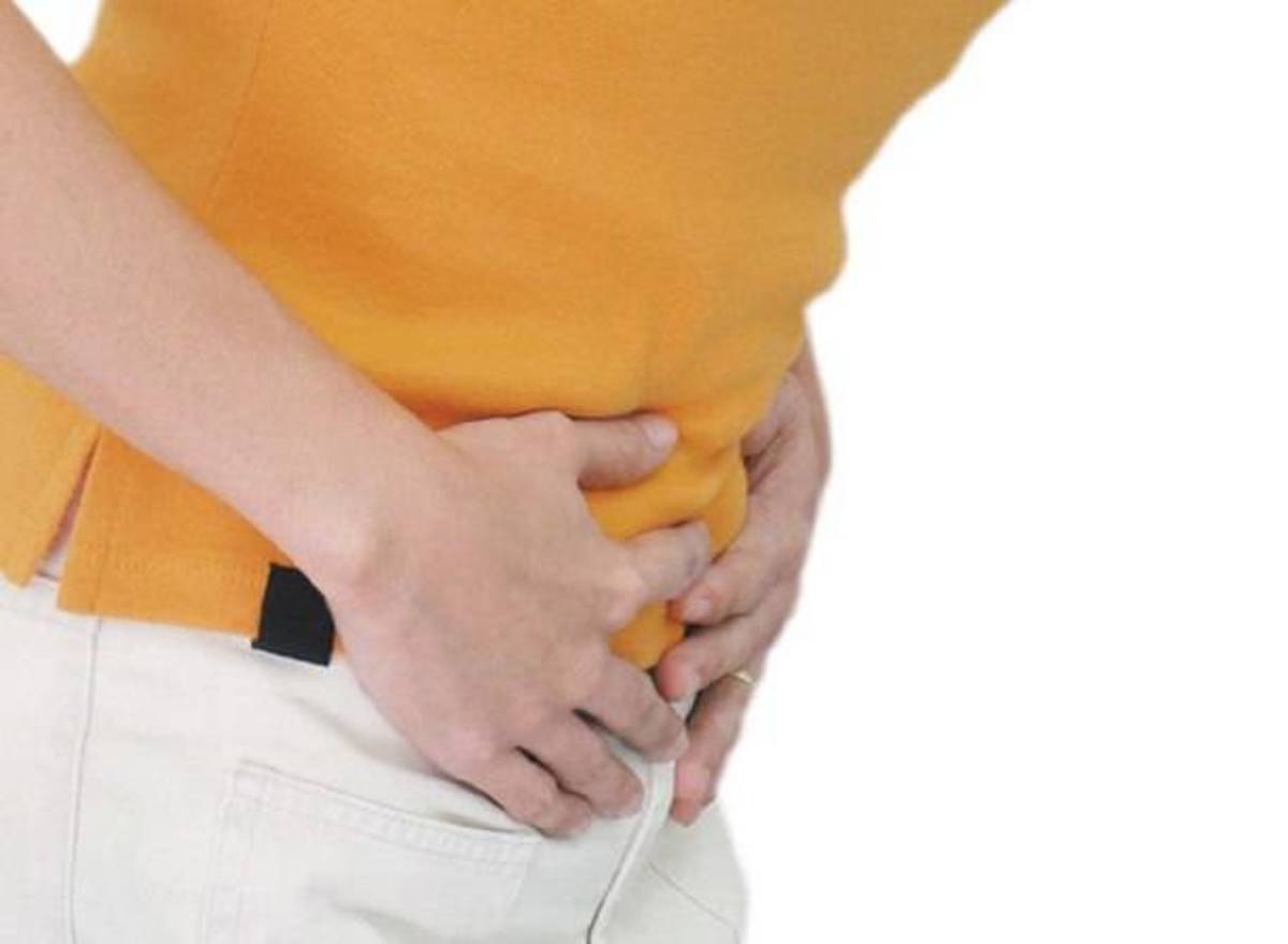 Мужчина держется за пах. Боли в животе у женщин. Миома фото живота у женщин. Вагинальный кандидоз фото. Режет живот при мочеиспускании.