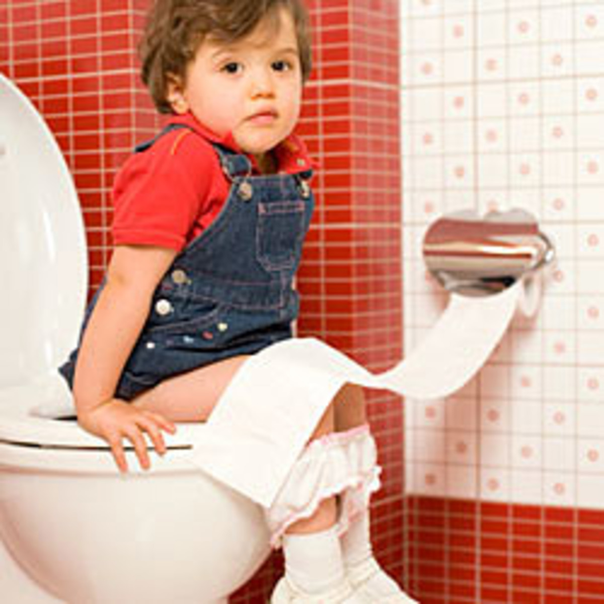 Ребенок страдает запором. Мальчик на унитазе. Запоры у детей. Мальчик хочет в туалет.