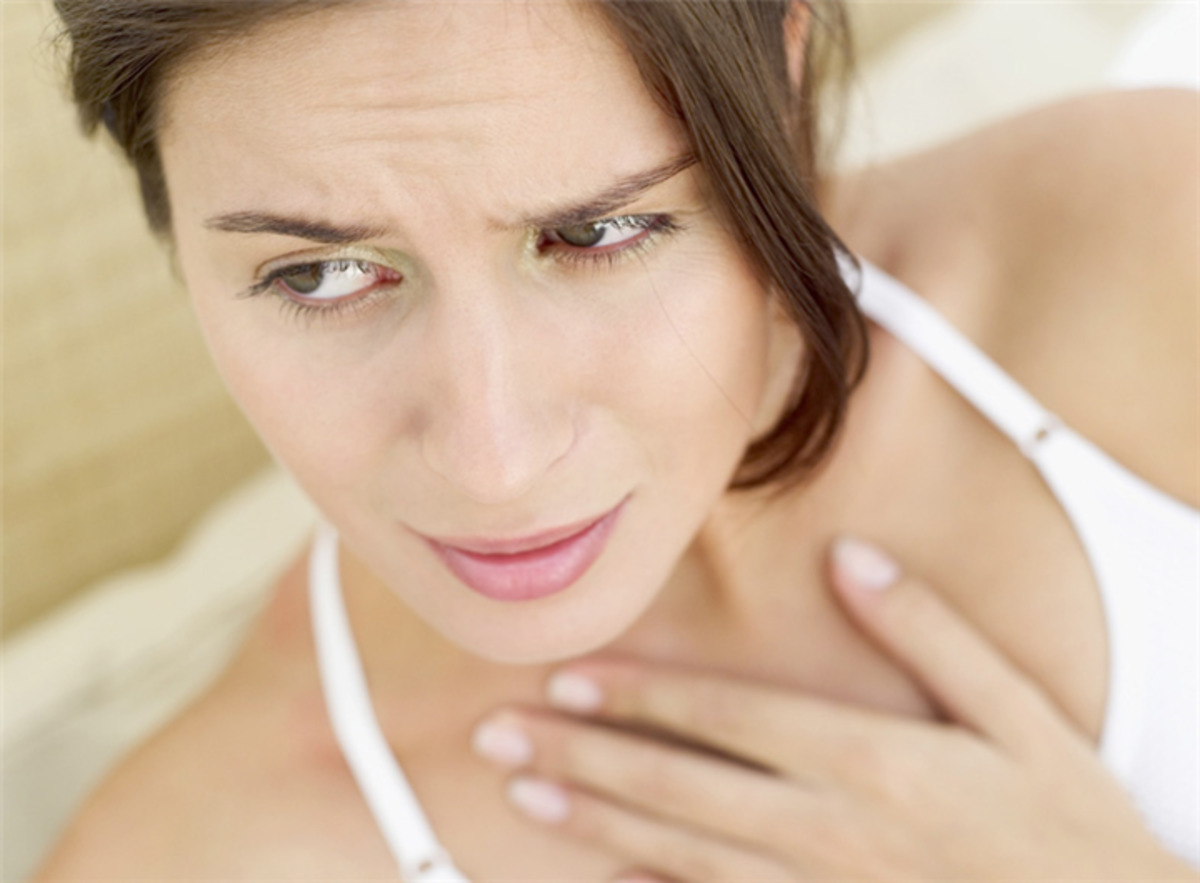 тошнота беременных. беременная пьет воду. когда начинается токсикоз. симптомы раннего токсикоза. сухость во рту на ранних сроках беременности.