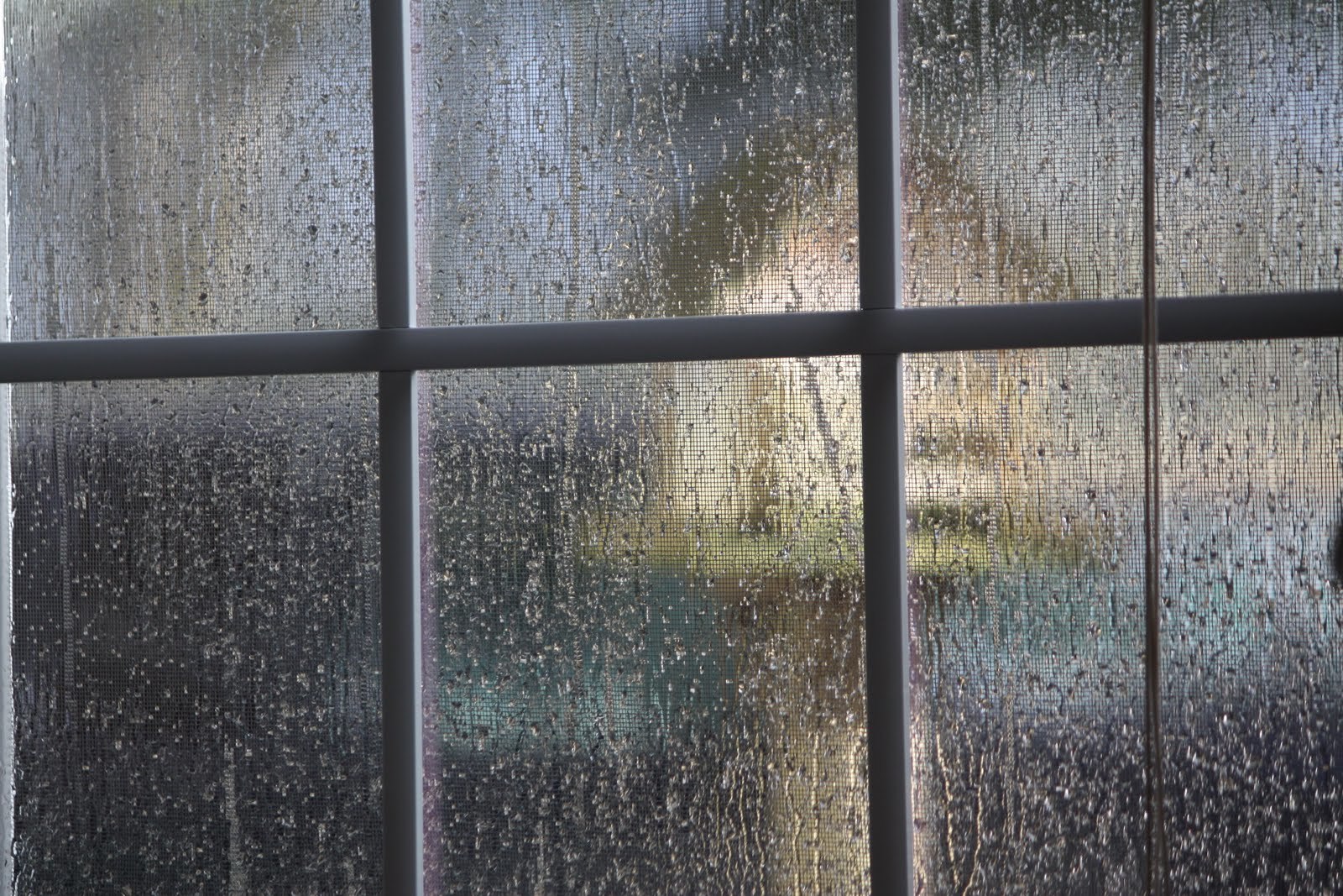 Ilgiz за окном дождь. Дождь за окном. Дождь в окне. Ливень за окном. Дождливое окно.