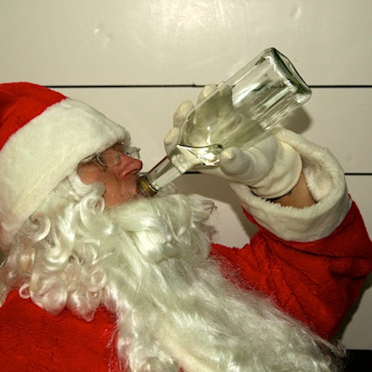 Сосед деда мороза. Пиянй дедамарош. Дед Мороз бухает. Дед Мороз с бутылкой.