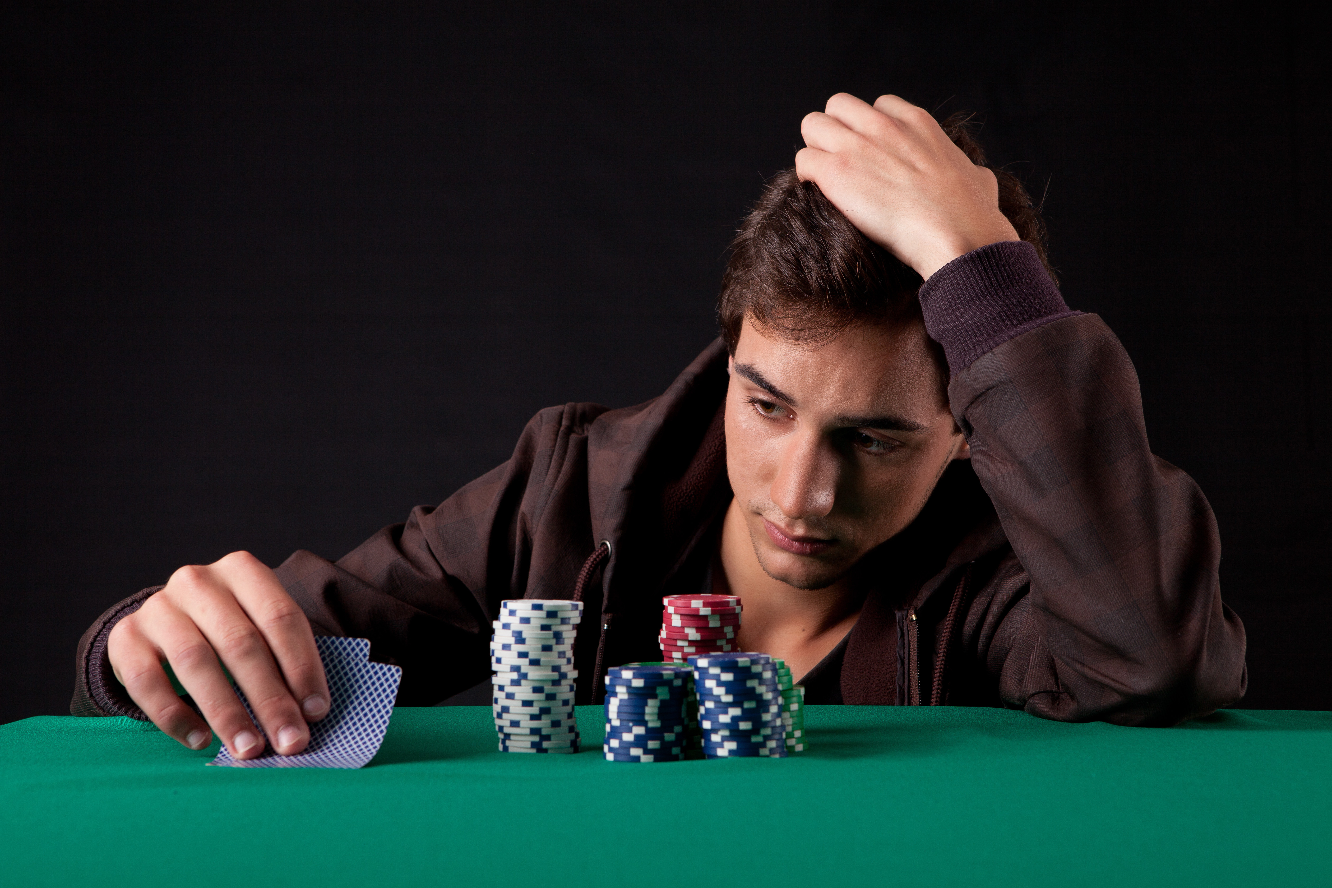 Игра в карты один игрок. Азартный мужчина. Покер. Проиграл в казино. Игрок в Покер.
