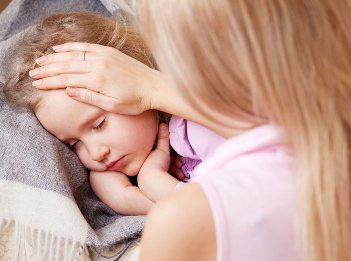 Родители и плачущий ребенок. Сон обнимать плачущую маму. Сон обнимать плачущую маму. Ребенок спит. Мать успокаивает сына.