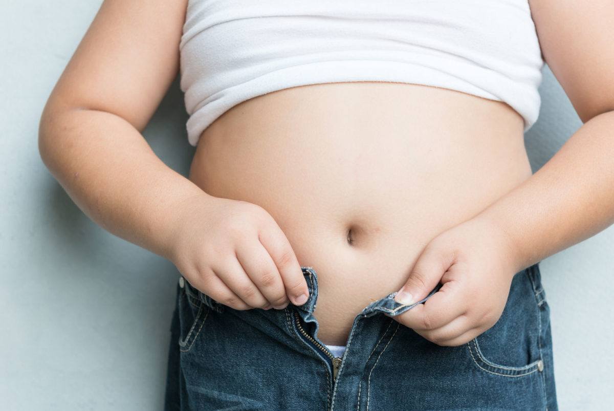 βοηθώντας το υπέρβαρο παιδί να χάσει βάρος)