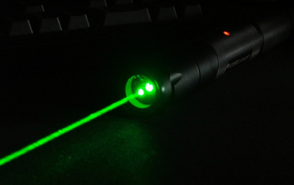Указка звук. YYC-303 лазерная указка. Зелёная лазерная указка 6000mw (Green Laser Pointer). Лазерная указка лазер 330. Лазерная указка Laser Pointer Ugreen.