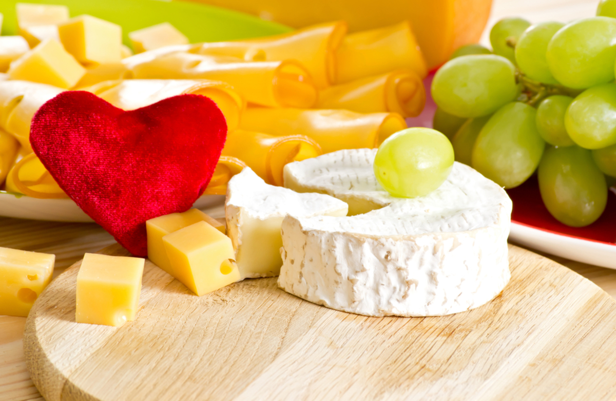 Можно есть сыр вечером. Сыры сердце. Французы едят сыр. Употребление сыра. Сыр есть сыр.
