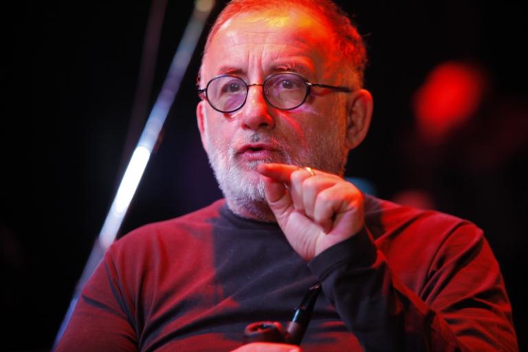 Θάνος Μικρούτσικος