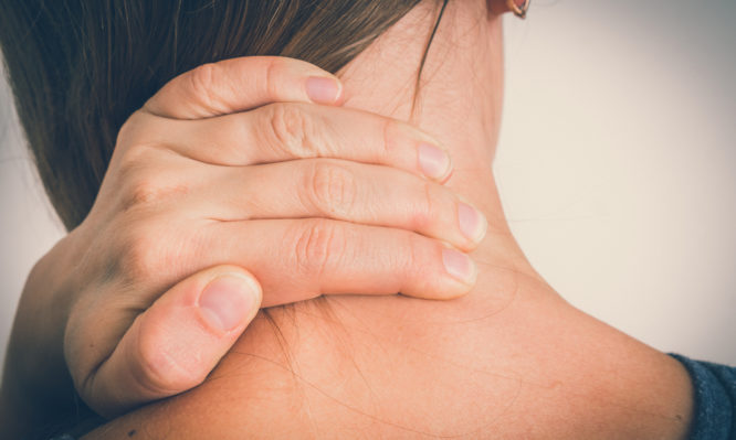 Πόνος στον αυχένα: Δύο γιατροσόφια για άμεση ανακούφιση
