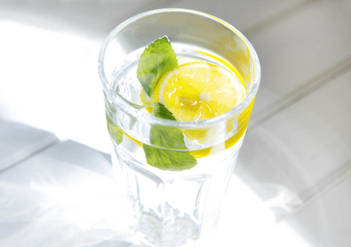 νερό με λεμόνι