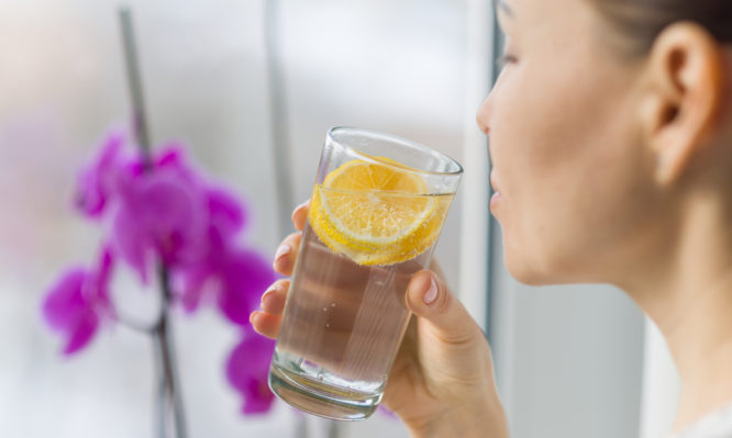 “Βοηθάει το νερό με λεμόνι στην απώλεια βάρους;” Η διαιτολόγος απαντάει στις ερωτήσεις σας