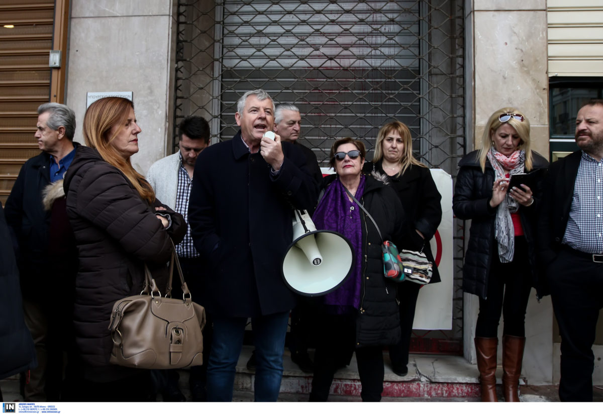 πόρτες Υπουργείου Εργασίας και Εσωτερικών