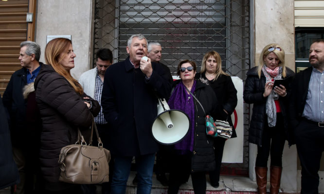 πόρτες Υπουργείου Εργασίας και Εσωτερικών