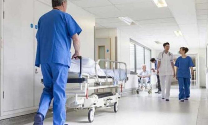 Στους δρόμους οι τραυματιοφορείς: Επάγγελμα υπό εξαφάνιση στα νοσοκομεία