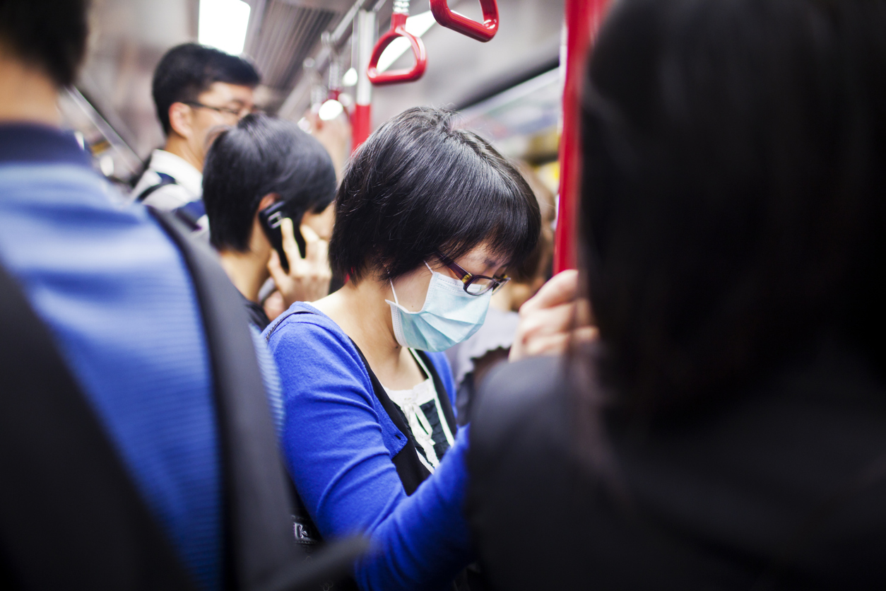 Люди с гаджетами в метро. Метро в азии. Кореец с телефоном. Китаянки в метро. Японские школьники в метро.