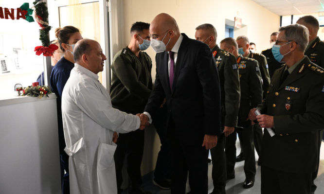 Ο υπουργός Εθνικής Άμυνας Νίκος Δένδιας επισκέπτεται το 401 Γενικό Στρατιωτικό Νοσοκομείο Αθηνών