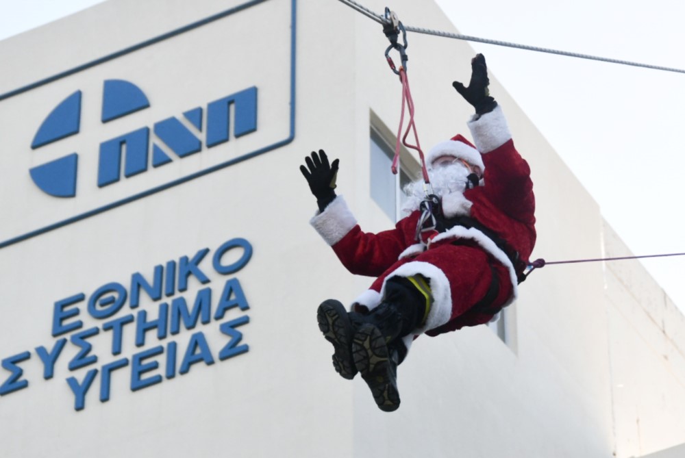 Αγιοβασίληδες και ξωτικά μοίρασαν δώρα