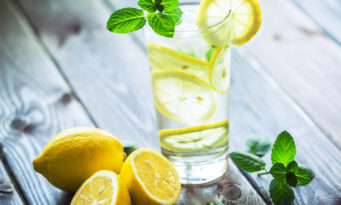 νερό με λεμόνι