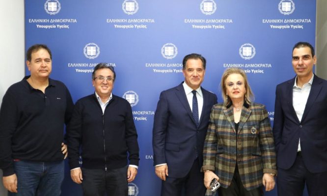 Τη διαβεβαίωση ότι η νέα πολιτική ηγεσία του υπουργείου Υγείας δεν θα λάβει καμία αιφνιδιαστική απόφαση που να αφορά τους γιατρούς, πριν την συζητήσει μαζί τους, έδωσαν σήμερα ο υπουργός Υγείας, Άδωνις Γεωργιάδης, και ο υφυπουργός Υγείας, Μάριος Θεμιστοκλέους