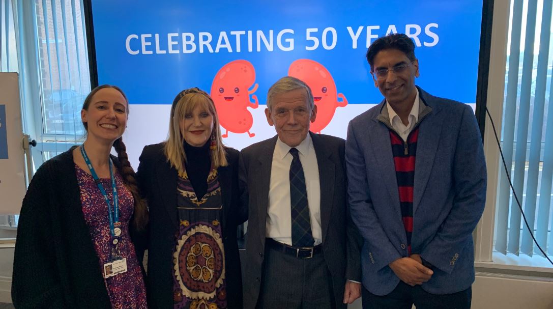 H 75χρονη μαζί με γιατρούς στην εκδήλωση για τα 50 χρόνια από τη μεταμόσχευση