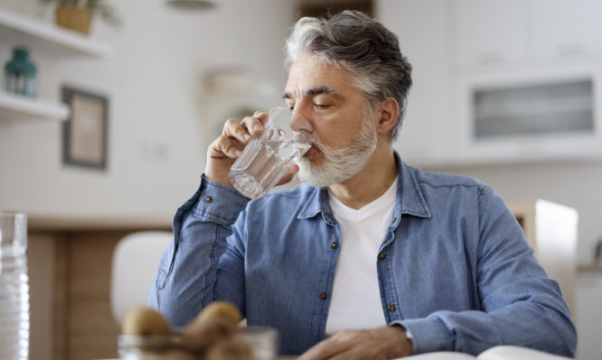 Άνδρας πίνει νερό