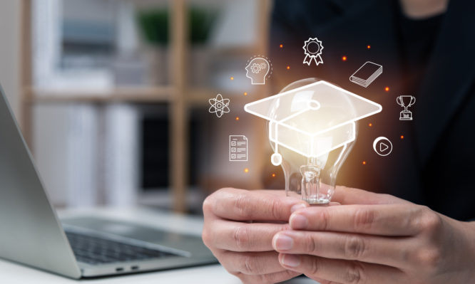 Η Πανελλήνια Ένωση Φαρμακοβιομηχανίας εκπαιδεύει νέους επιστήμονες