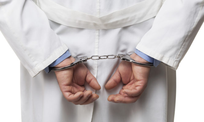 Ποινές φυλάκισης με αναστολή για 2 ελεγκτές γιατρούς του ΕΟΠΥΥ