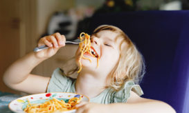 παιδί παίζει με το φαγητό του