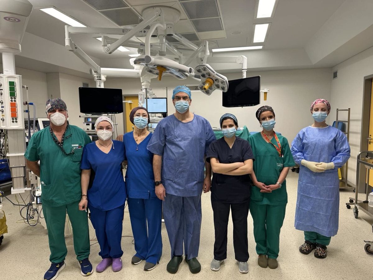 H χειρουργική ομάδα για το πρώτο απογευματινό χειρουργείο στο νοσοκομείο «Ευαγγελισμός»