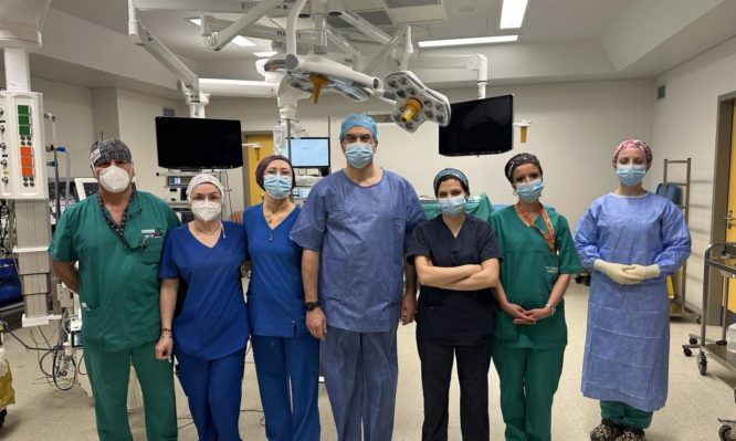 H χειρουργική ομάδα για το πρώτο απογευματινό χειρουργείο στο νοσοκομείο «Ευαγγελισμός»