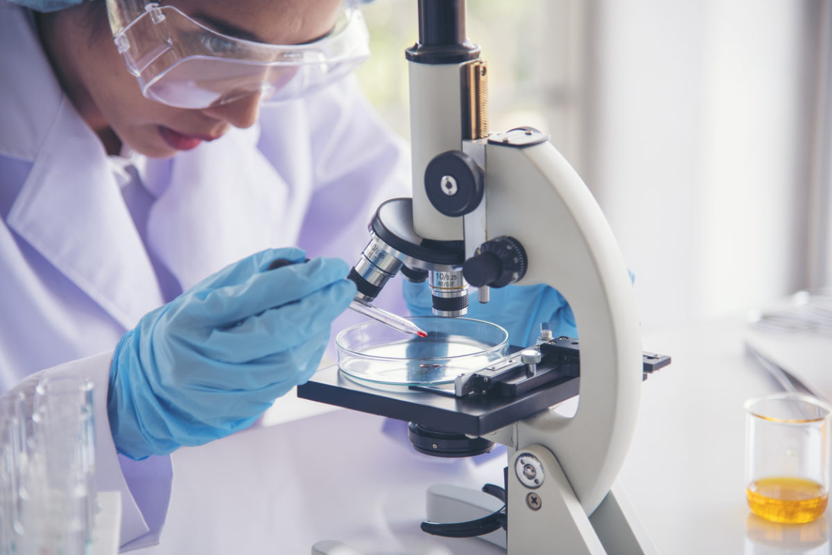 γυναίκα επιστήμονας σε μικροσκόπιο