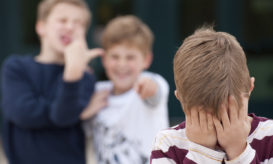 Αθηνά Λινού: Η πολιτεία οφείλει να επενδύσει σε προγράμματα πρώιμης παρέμβασης για το bullying στα σχολεία