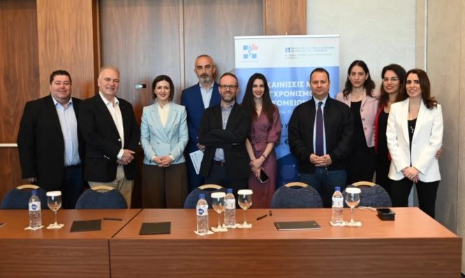 Φωτογραφία από την υπογραφή των συμβάσεων