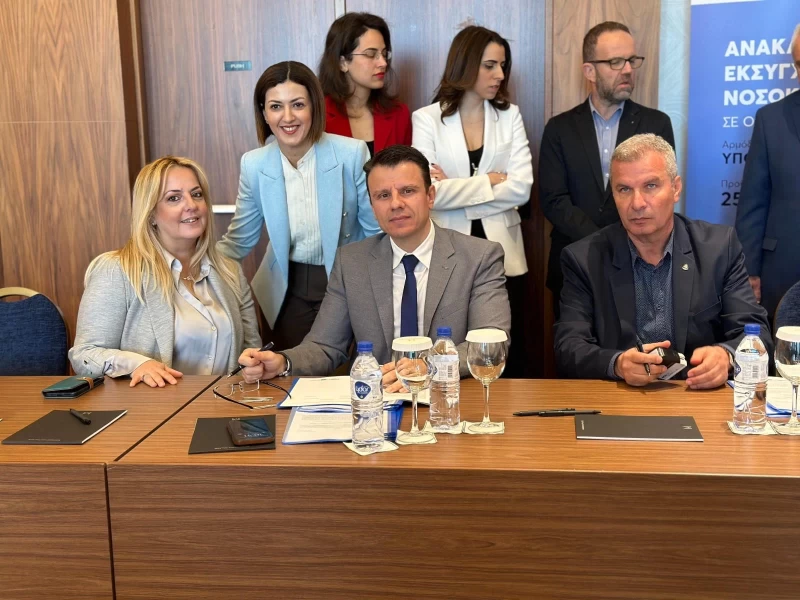 Στιγμιότυπο από την υπογραφή των συμβάσεων