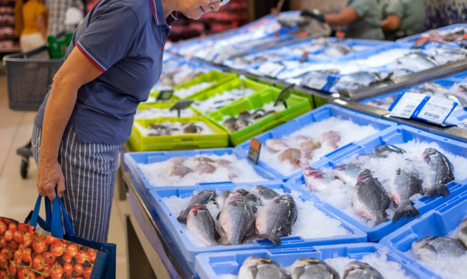 ψάρια και θαλασσινά στην αγορά