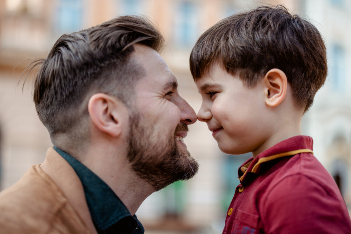 Πατέρας, γιος μύτη με μύτη