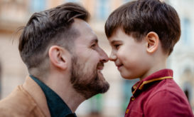 Πατέρας, γιος μύτη με μύτη