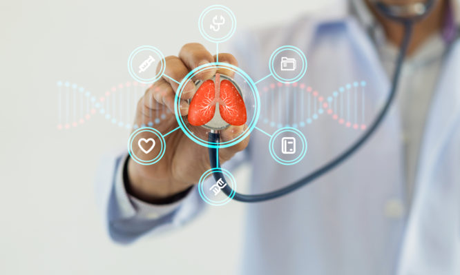 γιατρός εξετάζει πνεύμονες