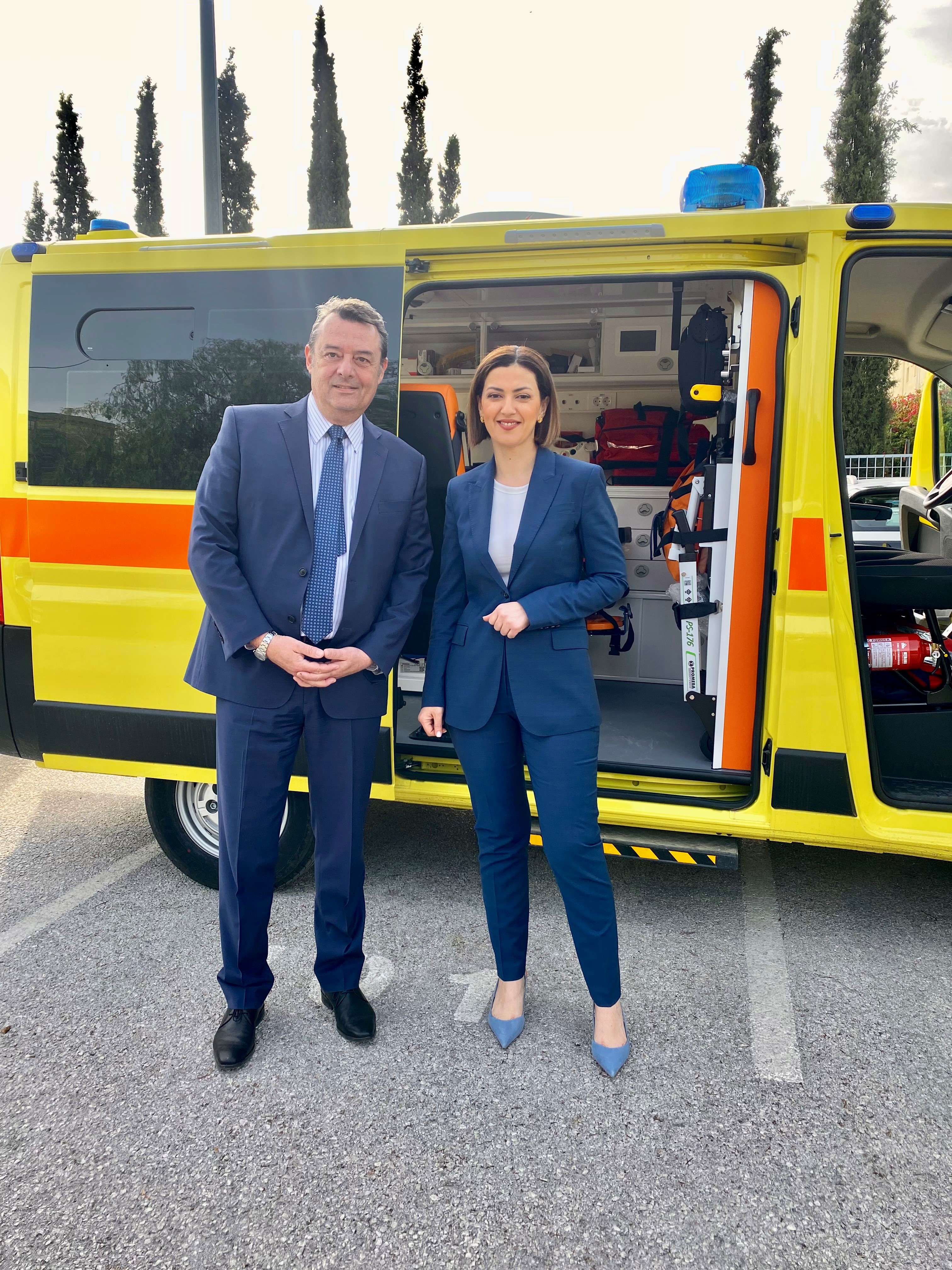 Φωτογραφία από την τελετή παράδοσης των νέων ασθενοφόρων