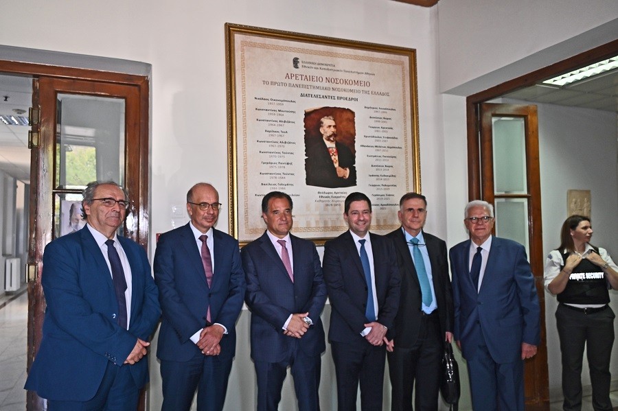 Φωτογραφία από τα εγκαίνια για το ρομποτικό σύστημα στο Αρεταίειο