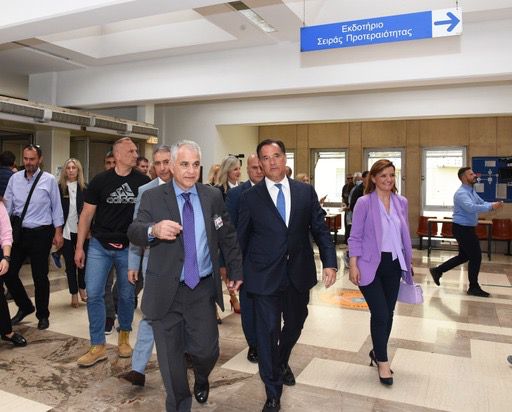 Φωτογραφία από την επίσκεψη του υπουργού σε νοσοκομεία και κέντρα υγείας