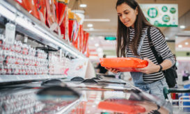 γυναίκα στο σουπερμάρκετ αγοράζει τρόφιμα