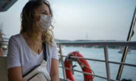 FLiRT: γυναίκα με μάσκα