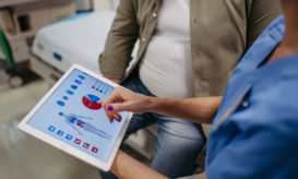 ασθενής με γιατρό και tablet