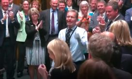 Ο Βρετανός βουλευτής που έχασε χέρια και πόδια από σηπτικό σοκ